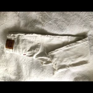Levi’s white wedgie size 27
